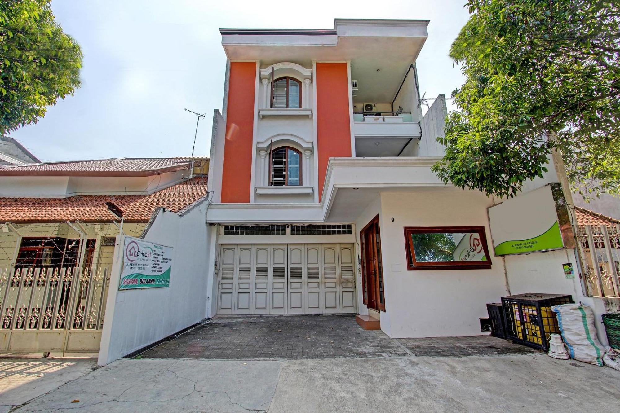 Oyo Life 91523 Kenari Hotel Kudus